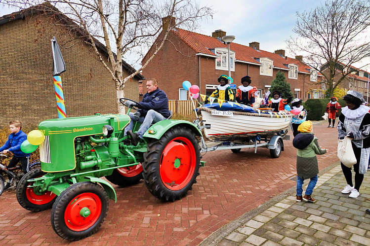 Aankomst van de Sint en zijn Zwarte Pieten in Waarder_014